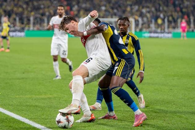 Angelo Stiller (VfB Stuttgart, 06) gegen Fred (Fenerbahce Istanbul, 07), TUR, Fenerbahce Istanbul vs. VfB Stuttgart, Fussball, UEFA Europa League, Spieltag 3, Spielzeit 2025 2026, 23.10.2025, TUR, Fenerbahce Istanbul vs. VfB Stuttgart, Fussball, UEFA Europa League, Spieltag 3, Spielzeit 2025 2026, 23.10.2025, Istanbul Copyright: xEibner-Pressefoto EdwardxCheungx EP_ECG
