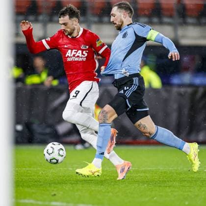 ALKMAAR , 23-10-2025 , AFAS Stadium , season 2025 2026 , UEFA Conference League football , League phase matchday 2 , match between AZ and SK Slovan Bratislava , picture shows AZ player Troy Parrott and SK Slovan Bratislava player Guram kashia AZ - Slovan Bratislava  x31654841x Copyright: