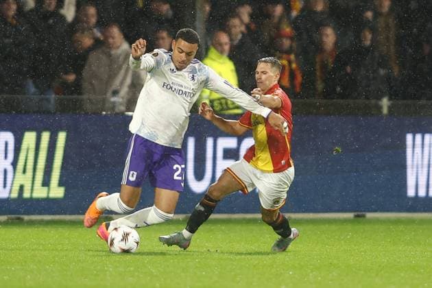 DEVENTER , 23-10-2025 , Stadium De Adelaarshorst , season 2025 2026 , UEFA Europa League League phase . match between Go Ahead Eagles and Aston Villa, Picture shows Aston Villa player Elliot Morgan Rogers and GA Eagles player Mathis Suray Go Ahead Eagles - Aston Villa  x31654845x Copyright:
