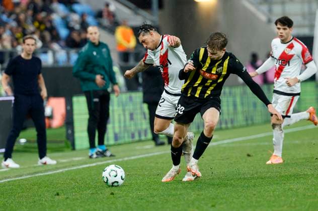 GÖTEBORG, SVERIGE 20251023 Raylo Vallecanos Alfonso Espinot mot Häckens Adrian Svanbäck under fotbollsmatchen i Conference League mellan BK Häcken och Rayo Vallecano pa Gamla Ullevi i Göteborg, Sverige 23 oktober 2025. GÖTEBORG SVERIGE x9200x