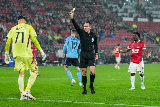2025-10-23 AZ Alkmaar v Slovan Bratislava - UEFA Conference League 2025 26 League Phase MD2 ALKMAAR, NETHERLANDS - OCTOBER 23: Referee Tobias Stieler shows a yellow card to Goalkeeper Dominik Takac of Slovan Bratislava during the UEFA Conference League 2025 26 League Phase MD2 match between AZ Alkmaar and Slovan Bratislava at AFAS Stadion on October 23, 2025 in Alkmaar, Netherlands. Alkmaar AFAS Stadion Netherlands Content not available for redistribution in The Netherlands directly or indirectly through any third parties. Copyright: xEdxvanxdexPolx