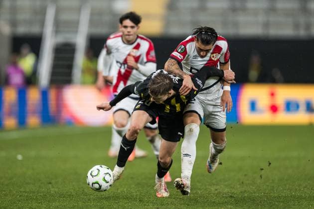 251023 Adrian Svanbäck of Häcken and Alfonso Espino of Rayo Vallecano during the UEFA Conference League football match between Häcken and Rayo Vallecano on October 23, 2025 in Gothenburg. Photo: Mathias Bergeld BILDBYRAN kod MB MB1226 fotboll football soccer fotball uefa conference league conference league häcken rayo vallecano bbeng Copyright: MATHIASxBERGELD BB251023MB052