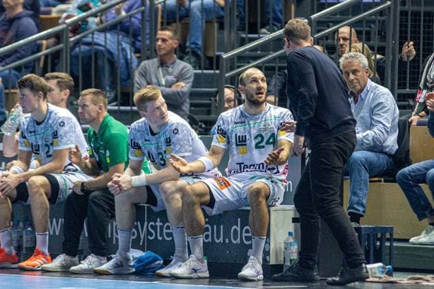 Marcel Schiller (Frisch Auf! Goeppingen, 24) wird auf der Bank durch den Offiziellen ermahnt GER, HSG Wetzlar vs FRISCH AUF! Goeppingen, Handball, 1. Bundesliga Herren, 10. Spieltag, Spielzeit 2025 2026, 23.10.2025 GER, HSG Wetzlar vs FRISCH AUF! Goeppingen, Handball, 1. Bundesliga Herren, 10. Spieltag, Spielzeit 2025 2026, 23.10.2025 Wetzlar Copyright: xEibner-Pressefoto GerhardxWingenx EP_GWR