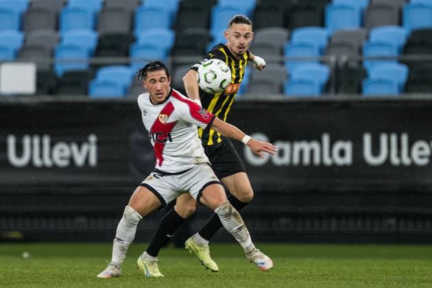 251023 Alfonso Espino of Rayo Vallecano and Amor Layouni of Häcken during the UEFA Conference League football match between Häcken and Rayo Vallecano on October 23, 2025 in Gothenburg. Photo: Mathias Bergeld BILDBYRAN kod MB MB1226 fotboll football soccer fotball uefa conference league conference league häcken rayo vallecano bbeng Copyright: MATHIASxBERGELD BB251023MB053
