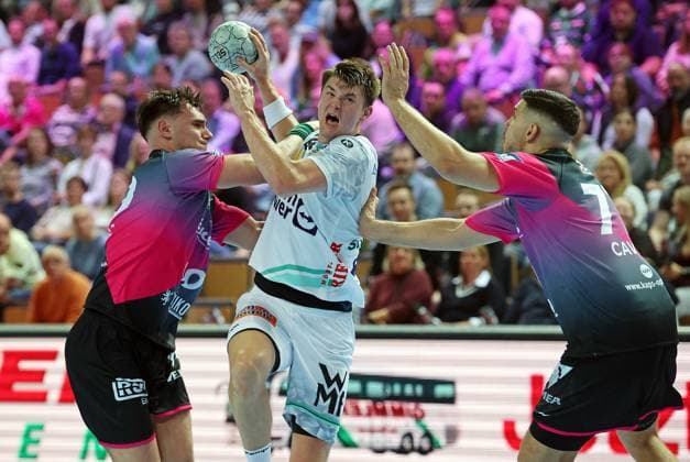 23.10.2025, xovx, Handball Daikin Handball Bundesliga, HSG Wetzlar - FRISCH AUF! Göppingen v.l. Josip Simic (HSG Wetzlar), Oskar Sunnefeldt (Frisch Auf! Göppingen), Stefan Cavor (HSG Wetzlar) Wetzlar Buderus-Arena Hessen Deutschland (DE)