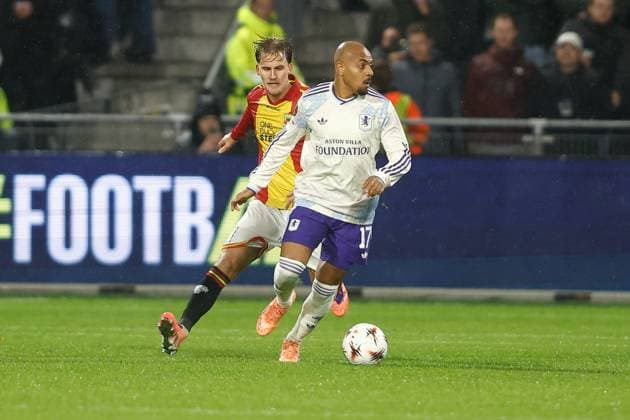DEVENTER , 23-10-2025 , Stadium De Adelaarshorst , season 2025 2026 , UEFA Europa League League phase . match between Go Ahead Eagles and Aston Villa, Picture shows GA Eagles player Melle Meulensteen and Aston Villa player Donyell Malen Go Ahead Eagles - Aston Villa  x31654875x Copyright: