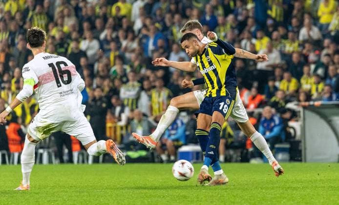 Istanbul , Europa League Fenerbahce Istanbul vs. VfB Stuttgart , von links: Atakan Karazor ( VfB ) Youssel En-Nesyri ( Istanbul )