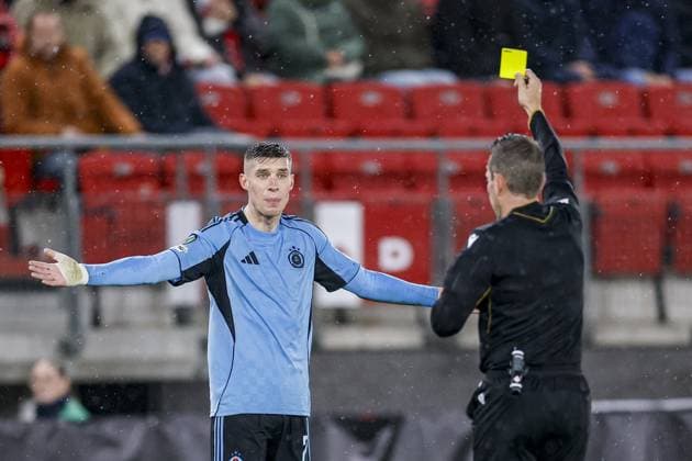 ALKMAAR , 23-10-2025 , AFAS Stadium , season 2025 2026 , UEFA Conference League football , League phase matchday 2 , match between AZ and SK Slovan Bratislava , picture shows referee Tobias Stieler show the yellow card too SK Slovan Bratislava player Danylo Ihnatenko AZ - Slovan Bratislava  x31655045x Copyright:
