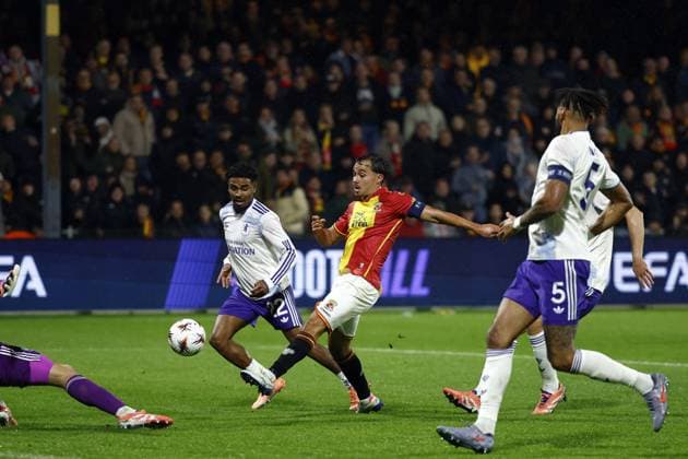 DEVENTER - Mats Deijl of Go Ahead Eagles makes it 2-1, Ian Maatsen of Aston Villa (L) during the UEFA Europa League match between Go Ahead Eagles and Aston Villa FC at De Adelaarshorst on October 23, 2025, in Deventer, Netherlands. ANP VINCENT JANNINK UEFA Europa League 2025-2026 xVIxANPxSportx xxANPxIVx 540077872 originalFilename: 540077872.jpg