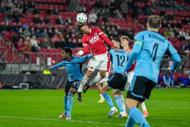 2025-10-23 AZ Alkmaar v Slovan Bratislava - UEFA Conference League 2025 26 League Phase MD2 ALKMAAR, NETHERLANDS - OCTOBER 23: Weslley Patati of AZ Alkmaar jumps for a headed ball during the UEFA Conference League 2025 26 League Phase MD2 match between AZ Alkmaar and Slovan Bratislava at AFAS Stadion on October 23, 2025 in Alkmaar, Netherlands. Alkmaar AFAS Stadion Netherlands Content not available for redistribution in The Netherlands directly or indirectly through any third parties. Copyright: xEdxvanxdexPolx