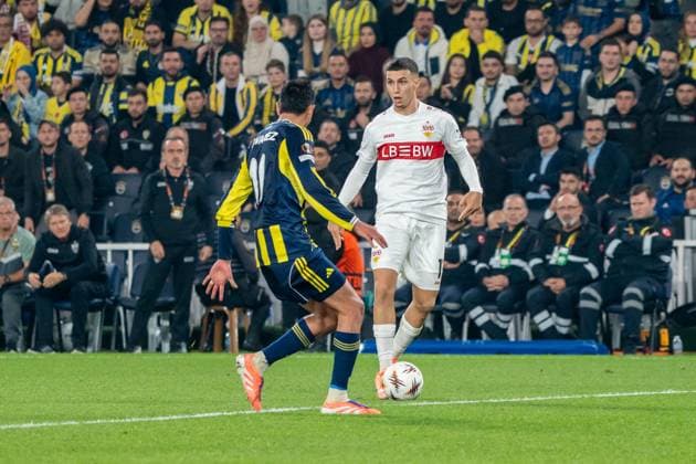 Bilal El Khannouss (VfB Stuttgart, 11) im Duell mit Edson Alvarez (Fenerbahce Istanbul, 11), TUR, Fenerbahce Istanbul vs. VfB Stuttgart, Fussball, UEFA Europa League, Spieltag 3, Spielzeit 2025 2026, 23.10.2025, TUR, Fenerbahce Istanbul vs. VfB Stuttgart, Fussball, UEFA Europa League, Spieltag 3, Spielzeit 2025 2026, 23.10.2025, Istanbul Copyright: xEibner-Pressefoto EdwardxCheungx EP_ECG