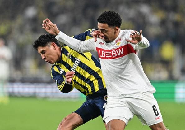 Fenerbahce v Stuttgart - UEFA Europa League ISTANBUL, TURKIYE - OCTOBER 23: Edson Alvarez (L) of Fenerbahce in action against Tiago Tomas (8) of Stuttgart during the UEFA Europa League Week 3 match between Fenerbahce and Stuttgart at Chobani Stadium in Istanbul, Turkiye, on October 23, 2025. Elif Ozturk Anadolu Istanbul Turkey. Editorial use only. Please get in touch for any other usage.  Copyright: x2025xAnadoluxElifxOzturkx