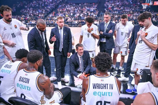 BASKETBALL - EUROLEAGUE - ASVEL v DUBAI october 23rd 2025 Dubai team moment with coach Jurica Golemac during the Turkish Airlines EuroLeague basketball match between LDLC ASVEL and Dubai Basketball on 23 October 2025 at LDLC Arena in DÃ cines-Charpieu near Lyon, France - Photo Cyril Lestage DÃ cines-CharpieuFrance  Copyright: xCyrilxLestagex
