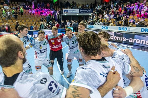 Elias Newel (Frisch Auf! Goeppingen, 40), Kristian Saeveras (Frisch Auf! Goeppingen, 12), Ludvig Jurmala Astroem (Frisch Auf! Goeppingen, 25), Martin Hanne (Frisch Auf! Goeppingen, 42), Oskar Sunnefeldt (Frisch Auf! Goeppingen, 27) feiern den Sieg GER, HSG Wetzlar vs FRISCH AUF! Goeppingen, Handball, 1. Bundesliga Herren, 10. Spieltag, Spielzeit 2025 2026, 23.10.2025 GER, HSG Wetzlar vs FRISCH AUF! Goeppingen, Handball, 1. Bundesliga Herren, 10. Spieltag, Spielzeit 2025 2026, 23.10.2025 Wetzlar Copyright: xEibner-Pressefoto GerhardxWingenx EP_GWR