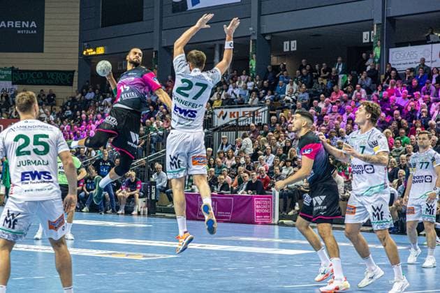Philipp Ahouansou (HSG Wetzlar, 19) beim Sprungwurf vs Oskar Sunnefeldt (Frisch Auf! Goeppingen, 27), David Schmidt (Frisch Auf! Goeppingen, 77) schaut zu GER, HSG Wetzlar vs FRISCH AUF! Goeppingen, Handball, 1. Bundesliga Herren, 10. Spieltag, Spielzeit 2025 2026, 23.10.2025 GER, HSG Wetzlar vs FRISCH AUF! Goeppingen, Handball, 1. Bundesliga Herren, 10. Spieltag, Spielzeit 2025 2026, 23.10.2025 Wetzlar Copyright: xEibner-Pressefoto GerhardxWingenx EP_GWR