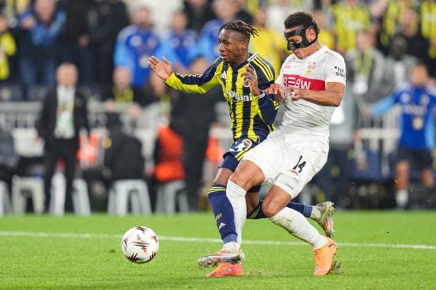 Fenerbahce v Stuttgart - UEFA Europa League ISTANBUL, TURKIYE - OCTOBER 23: Dorgeles Nene (L) of Fenerbahce in action against Luca Jasquez (R) of Stuttgart during the UEFA Europa League Week 3 match between Fenerbahce and Stuttgart at Chobani Stadium in Istanbul, Turkiye, on October 23, 2025. Cemal Yurttas Anadolu Istanbul Turkey. Editorial use only. Please get in touch for any other usage.  Copyright: x2025xAnadoluxCemalxYurttasx