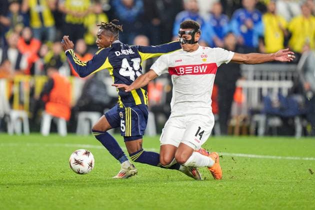 Fenerbahce v Stuttgart - UEFA Europa League ISTANBUL, TURKIYE - OCTOBER 23: Dorgeles Nene (L) of Fenerbahce in action against Luca Jasquez (R) of Stuttgart during the UEFA Europa League Week 3 match between Fenerbahce and Stuttgart at Chobani Stadium in Istanbul, Turkiye, on October 23, 2025. Cemal Yurttas Anadolu Istanbul Turkey. Editorial use only. Please get in touch for any other usage.  Copyright: x2025xAnadoluxCemalxYurttaÅüx