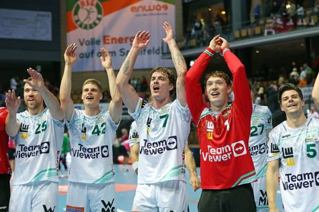23.10.2025, xovx, Handball Daikin Handball Bundesliga, HSG Wetzlar - FRISCH AUF! Göppingen Die Spieler von Frisch Auf! Göppingen bejubeln den 28:26 Sieg in Wetzlar Wetzlar Buderus-Arena Hessen Deutschland (DE)