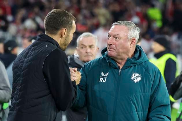 Julian Schuster (SC Freiburg, Trainer) und Ron Jans (FC Utrecht, Trainer) vor Spielbeginn , Deutschland, UEFA Europa League, 3. Spieltag, 2025 2026, SC Freiburg vs. FC Utrecht, 23.10.2025, Stadion am Wolfswinkel, Freiburg, Deutschland Freiburg Stadion am Wolfswinkel Baden-Württemberg Deutschland Copyright: xGrantxHubbsx