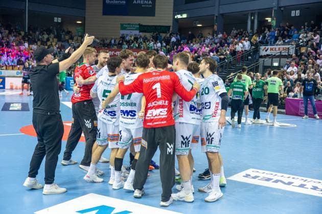 Die Spieler von Frisch Auf! Goeppingen machen nach dem Sieg eine Spielertraube, Ludvig Hallbaeck (Frisch Auf! Goeppingen, 20), Julian Buchele (Frisch Auf! Goeppingen, 01), Kristian Saeveras (Frisch Auf! Goeppingen, 12) GER, HSG Wetzlar vs FRISCH AUF! Goeppingen, Handball, 1. Bundesliga Herren, 10. Spieltag, Spielzeit 2025 2026, 23.10.2025 GER, HSG Wetzlar vs FRISCH AUF! Goeppingen, Handball, 1. Bundesliga Herren, 10. Spieltag, Spielzeit 2025 2026, 23.10.2025 Wetzlar Copyright: xEibner-Pressefoto GerhardxWingenx EP_GWR