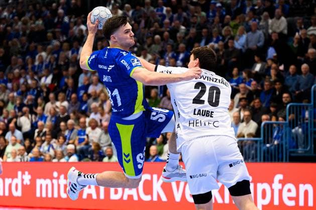 Gummersbach: HBL- 25 26 - VfL Gummersbach - THW Kiel v.li. Kay Smits (Gummersbach), Lukas Laube (THW Kiel) Gummersbach Schwalbe Arena Deutschland