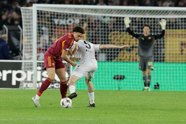 UEFA Europa League AS Roma vs FC Viktoria Plzen Roma™s French midfielder Neil El Aynaoui challenges for the ball with Viktoria Plzen s Czech defender Karel Spacil during UEFA Europa League first round day 3 football match AS Roma vs FC Viktoria Plzen at the Olimpic Stadium in Rome, on October 23, 2025. _BPH2903 Copyright: xAntonioxBalascox