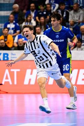 Gummersbach: HBL- 25 26 - VfL Gummersbach - THW Kiel Rune Dahmke (THW Kiel), Julian Köster Koester (Gummersbach) Gummersbach Schwalbe Arena Deutschland