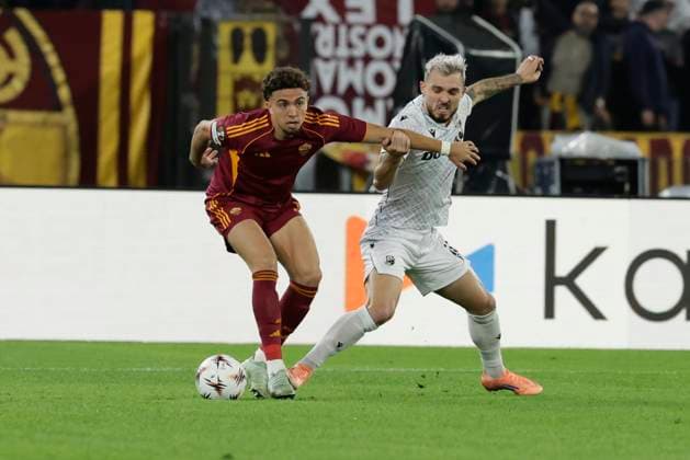 UEFA Europa League AS Roma vs FC Viktoria Plzen Roma™s French midfielder Neil El Aynaoui challenges for the ball with Viktoria Plzen s Czech goalkeeper Matyas Silhavy during UEFA Europa League first round day 3 football match AS Roma vs FC Viktoria Plzen at the Olimpic Stadium in Rome, on October 23, 2025. _BPH2956 Copyright: xAntonioxBalascox