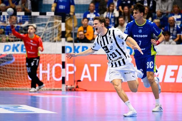 Gummersbach: HBL- 25 26 - VfL Gummersbach - THW Kiel Rune Dahmke (THW Kiel) Jubel Freude Emotion Torjubel Torschuetze Torschütze, Julian Köster Koester (Gummersbach) Gummersbach Schwalbe Arena Deutschland