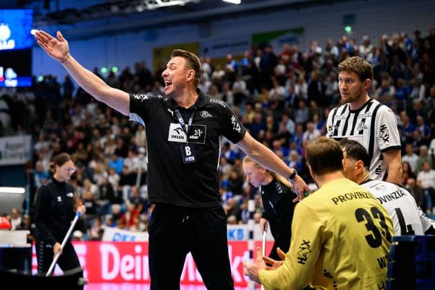 Gummersbach: HBL- 25 26 - VfL Gummersbach - THW Kiel Trainer Filip Jicha (THW Kiel) Gestik Geste gestikuliert Gummersbach Schwalbe Arena Deutschland *** Gummersbach HBL 25 26 VfL Gummersbach THW Kiel coach Filip Jicha THW Kiel gestures gestures gestures Gummersbach Schwalbe Arena Germany