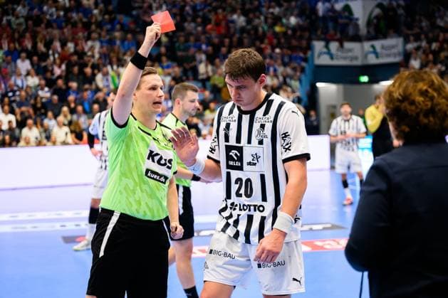 Gummersbach: HBL- 25 26 - VfL Gummersbach - THW Kiel Lukas Laube (THW Kiel) sieht die rote Karte von Schiedsrichter Leonard Bona Gummersbach Schwalbe Arena Deutschland *** Gummersbach HBL 25 26 VfL Gummersbach THW Kiel Lukas Laube THW Kiel sees red card from referee Leonard Bona Gummersbach Schwalbe Arena Germany