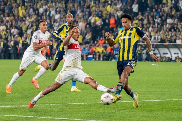 Nikolas Nartey (VfB Stuttgart, 28) und Jayden Oosterwolde (Fenerbahce Istanbul, 24) im Duell, TUR, Fenerbahce Istanbul vs. VfB Stuttgart, Fussball, UEFA Europa League, Spieltag 3, Spielzeit 2025 2026, 23.10.2025, TUR, Fenerbahce Istanbul vs. VfB Stuttgart, Fussball, UEFA Europa League, Spieltag 3, Spielzeit 2025 2026, 23.10.2025, Istanbul Copyright: xEibner-Pressefoto EdwardxCheungx EP_ECG
