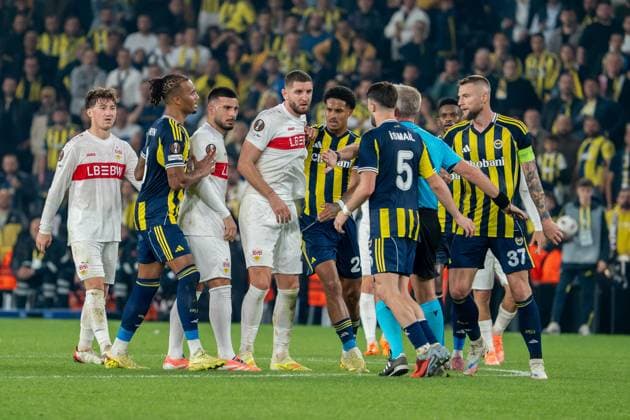 Angelo Stiller (VfB Stuttgart, 06), Deniz Undav (VfB Stuttgart, 26) und Jeff Chabot (VfB Stuttgart, 24) sind in einer Rangelei beteiligt, TUR, Fenerbahce Istanbul vs. VfB Stuttgart, Fussball, UEFA Europa League, Spieltag 3, Spielzeit 2025 2026, 23.10.2025, TUR, Fenerbahce Istanbul vs. VfB Stuttgart, Fussball, UEFA Europa League, Spieltag 3, Spielzeit 2025 2026, 23.10.2025, Istanbul Copyright: xEibner-Pressefoto EdwardxCheungx EP_ECG