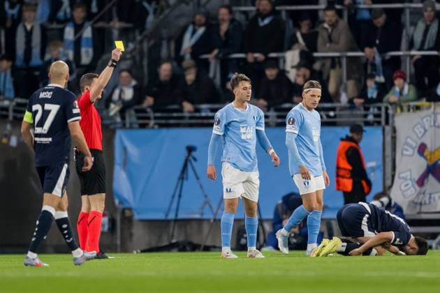 251023 Kenan Busuladzic of Malmö FF receives a yellow card during the UEFA Europa League football match between Malmö FF and Dinamo Zagreb on October 23, 2025 in Malmö. Photo: Petter Arvidson BILDBYRAN kod PA PA1100 fotboll football soccer fotball uefa europa league europa league malmö ff dinamo zagreb gnk dinamo zagreb bbeng bbauto Copyright: PETTERxARVIDSON BB251023PA079