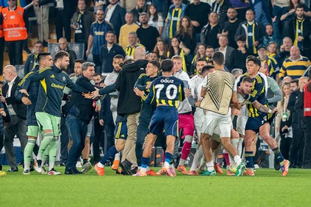 Rangelei zwischen beiden Teams nach Spielende, Jeff Chabot (VfB Stuttgart, 24) muss von den Mitspieler zurueckgezogen werden, TUR, Fenerbahce Istanbul vs. VfB Stuttgart, Fussball, UEFA Europa League, Spieltag 3, Spielzeit 2025 2026, 23.10.2025, TUR, Fenerbahce Istanbul vs. VfB Stuttgart, Fussball, UEFA Europa League, Spieltag 3, Spielzeit 2025 2026, 23.10.2025, Istanbul Copyright: xEibner-Pressefoto EdwardxCheungx EP_ECG