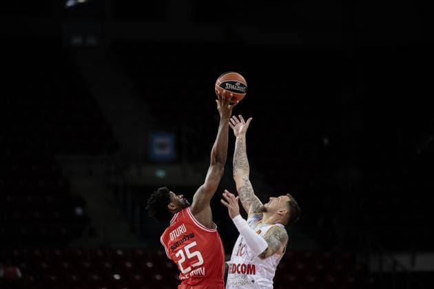 Hapoel s Daniel Oturu in action against Monaco s Daniel Theis during the Euroleague game between Hapoel IBI Tel Aviv vs AS Monaco - Arena 8888 in Sofia, Bulgaria on the October 23, 2025 during Hapoel IBI Tel Aviv vs. AS Monaco, Basketball Euroleague match in Sofia, Bulgaria, October 23 2025  Copyright: xIvanxSxIvanov IPAxSportx xipa-agency.netx xx IPA_66985787 IPA_Agency_IPA66985787