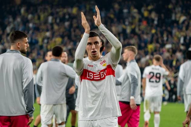 Bilal El Khannouss (VfB Stuttgart, 11) bedankt sich bei den Fans, TUR, Fenerbahce Istanbul vs. VfB Stuttgart, Fussball, UEFA Europa League, Spieltag 3, Spielzeit 2025 2026, 23.10.2025, TUR, Fenerbahce Istanbul vs. VfB Stuttgart, Fussball, UEFA Europa League, Spieltag 3, Spielzeit 2025 2026, 23.10.2025, Istanbul Copyright: xEibner-Pressefoto EdwardxCheungx EP_ECG