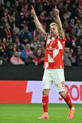 23.10.2025, xsltx, Fussball UEFA Conference League, FSV Mainz 05 - HSK Zrinjski Mostar v.l. Lennard Maloney (FSV Mainz 05) gibt Anweisungen, gestikuliert, mit den Armen gestikulieren gives instructions, gesticulate (DFL DFB REGULATIONS PROHIBIT ANY USE OF PHOTOGRAPHS as IMAGE SEQUENCES and or QUASI-VIDEO) Mainz