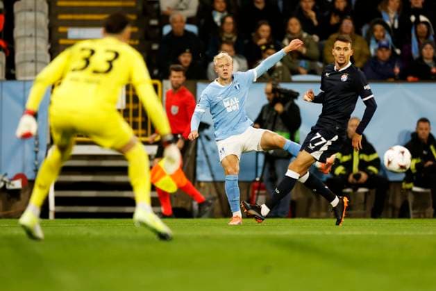 MALMÖ, SWEDEN 20251023 Malmö s Otto Rosengren against Dinamo Zagreb s Dejan Ljubicic in front of Malmö s goalkeeper Melker Ellborg during the Europa League football match between Malmö FF and GNK Dinamo Zagreb at Eleda Stadion (Nya Malmö Stadion), Sweden, 23 October 2025. MALMÖ SWEDEN x10600x