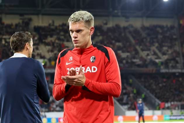 Matthias Ginter (SC Freiburg, 28) vor Spielbeginn , Deutschland, UEFA Europa League, 3. Spieltag, 2025 2026, SC Freiburg vs. FC Utrecht, 23.10.2025, Stadion am Wolfswinkel, Freiburg, Deutschland Freiburg Stadion am Wolfswinkel Baden-Württemberg Deutschland Copyright: xGrantxHubbsx