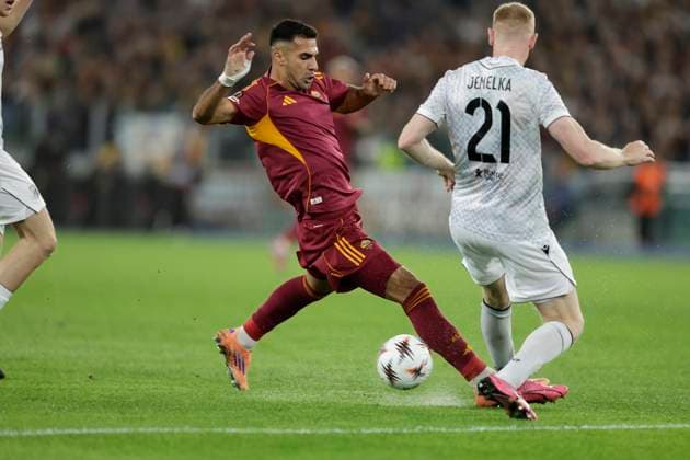 UEFA Europa League AS Roma vs FC Viktoria Plzen Roma™s Turkish defender Zeki Celik challenges for the ball with Viktoria Plzen s Czech defender Vaclav Jemelka during UEFA Europa League first round day 3 football match AS Roma vs FC Viktoria Plzen at the Olimpic Stadium in Rome, on October 23, 2025. _BPH3173 Copyright: xAntonioxBalascox