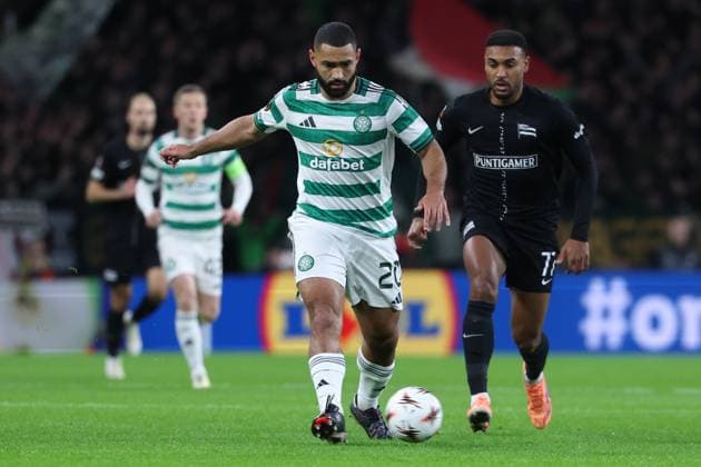 SOCCER - UEFA EL, Celtic vs Sturm GLASGOW,SCOTLAND,23.OCT.25 - SOCCER - UEFA Europa League, Celtic Glasgow vs SK Sturm Graz. Image shows Cameron Carter-Vickers (Celtic) and Maurice Malone (Sturm).  GEPAxpictures xChrisxBauer