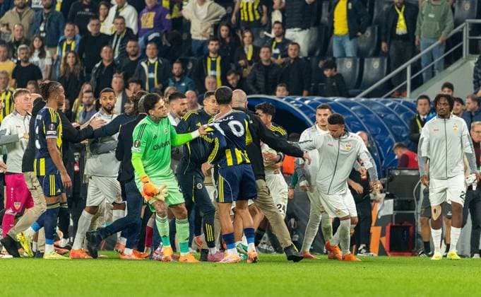 Istanbul , Europa League Fenerbahce Istanbul vs. VfB Stuttgart , Rangelei nach Spielschluß