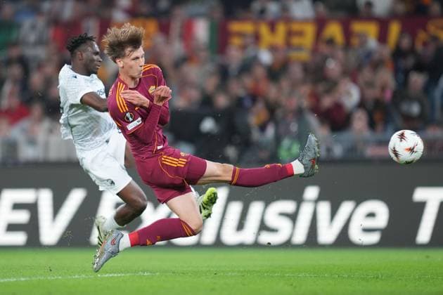 Plzen™s Tomas Ladra Roma™s Jan Ziolkowski during the Uefa Europa League soccer match between Roma and Viktoria Plzen at the Olympic Stadium in Rome, Italy - Thursday, October 23, 2025. - Soccer .  Copyright: xAlfredoxFalcone LaPressex