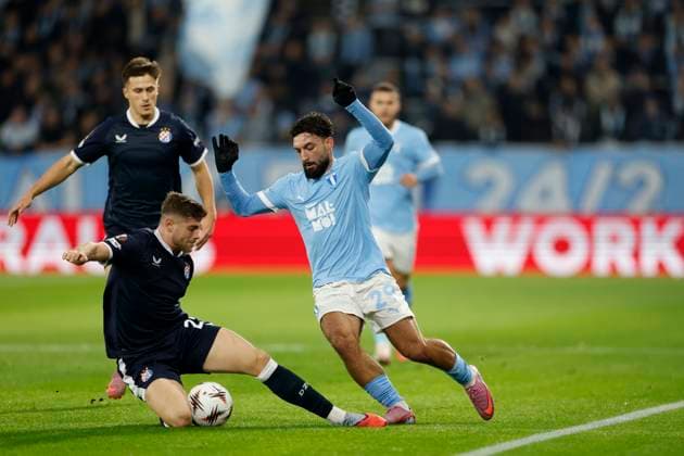 MALMÖ, SVERIGE 20251023 Dinamo Zagrebs Moris Valincic mot Malmös Sead Haksabanovic under fotbollsmatchen i Europa League mellan Malmö FF och GNK Dinamo Zagreb pa Eleda Stadion (Nya Malmö Stadion), Sverige, 23 oktober 2025. MALMÖ SVERIGE x10600x