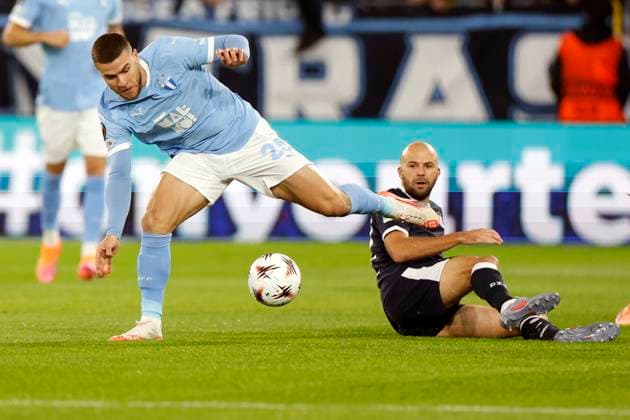 MALMÖ, SVERIGE 20251023 Malmös Gabriel Busanello mot Dinamo Zagrebs Josip Misic under fotbollsmatchen i Europa League mellan Malmö FF och GNK Dinamo Zagreb pa Eleda Stadion (Nya Malmö Stadion), Sverige, 23 oktober 2025. MALMÖ SVERIGE x10600x