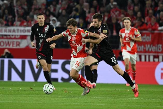 23.10.2025, xsltx, Fussball UEFA Conference League, FSV Mainz 05 - HSK Zrinjski Mostar v.l. Wiliam Boving (FSV Mainz 05) Mario Cuze (HSK Zrinjski Mostar) Zweikampf, Aktion, action, battle for the ball (DFL DFB REGULATIONS PROHIBIT ANY USE OF PHOTOGRAPHS as IMAGE SEQUENCES and or QUASI-VIDEO) Mainz