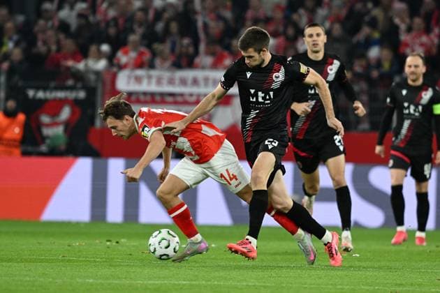 23.10.2025, xsltx, Fussball UEFA Conference League, FSV Mainz 05 - HSK Zrinjski Mostar v.l. Wiliam Boving (FSV Mainz 05) Mario Cuze (HSK Zrinjski Mostar) Zweikampf, Aktion, action, battle for the ball (DFL DFB REGULATIONS PROHIBIT ANY USE OF PHOTOGRAPHS as IMAGE SEQUENCES and or QUASI-VIDEO) Mainz