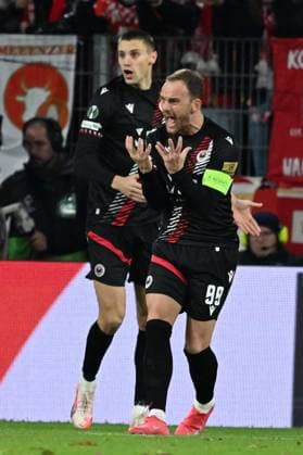 23.10.2025, xsltx, Fussball UEFA Conference League, FSV Mainz 05 - HSK Zrinjski Mostar v.l. Nemanja Bilbija (HSK Zrinjski Mostar) gibt Anweisungen, gestikuliert, mit den Armen gestikulieren gives instructions, gesticulate (DFL DFB REGULATIONS PROHIBIT ANY USE OF PHOTOGRAPHS as IMAGE SEQUENCES and or QUASI-VIDEO) Mainz
