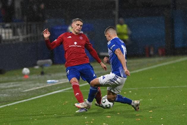 L-R Peter Barath (Czestochowa) and Jiri Slama (Olomouc) in action during the UEFA Conference League, 2nd round, match SK Sigma Olomouc against Rakow Czestochowa, in Olomouc, Czech Republic, on October 23, 2025. (CTKxPhoto LudekxPerina) CTKPhotoP2025102309329  CTKPhotoP2025102309329